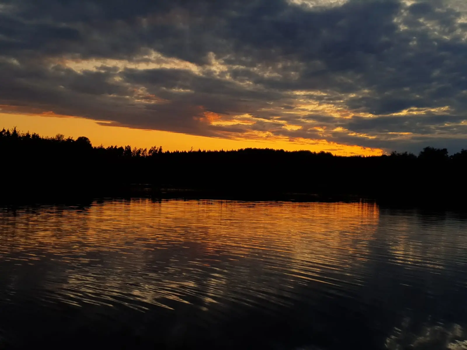 Kvällsljus över en stilla sjö i södra Sverige