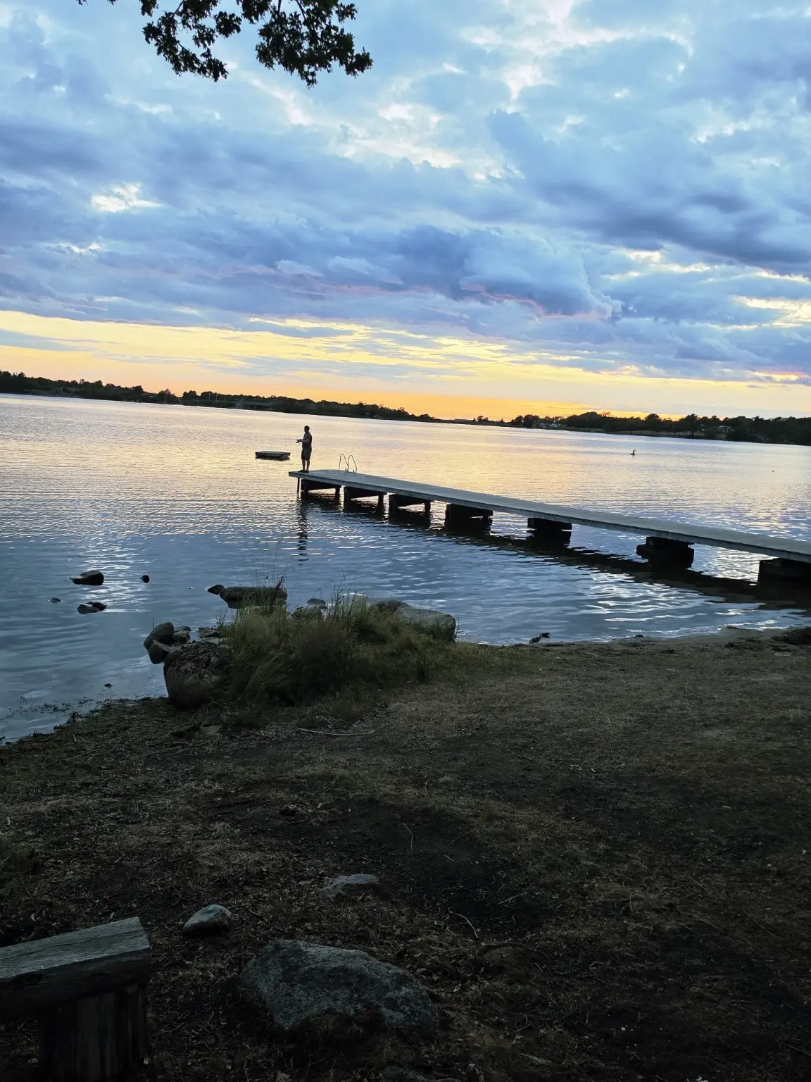 En lång brygga vid sjön i kvällsljus