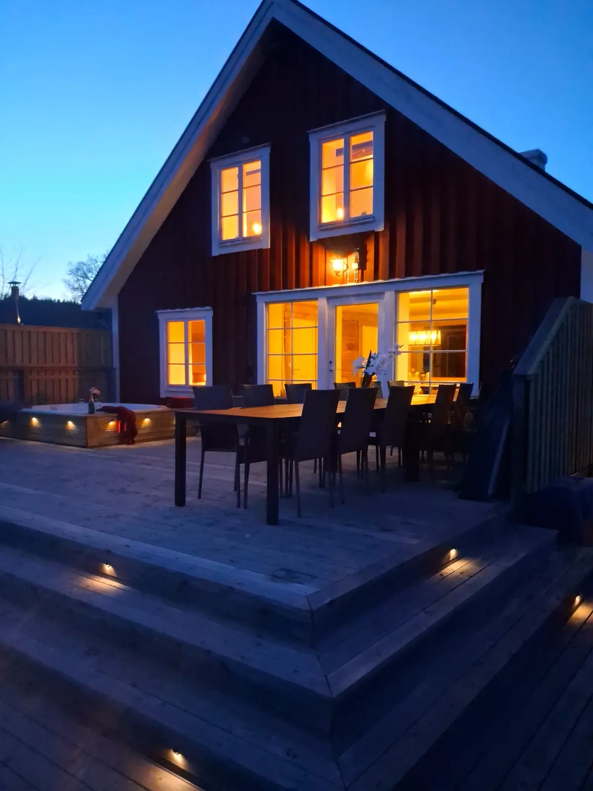 The Nordic Farmhouse upplyst en kväll i södra Sverige